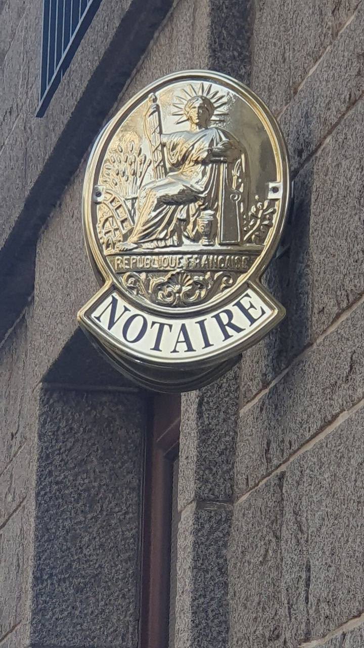 Plaque officielle de notaire, République française, apposée sur la façade de l'étude